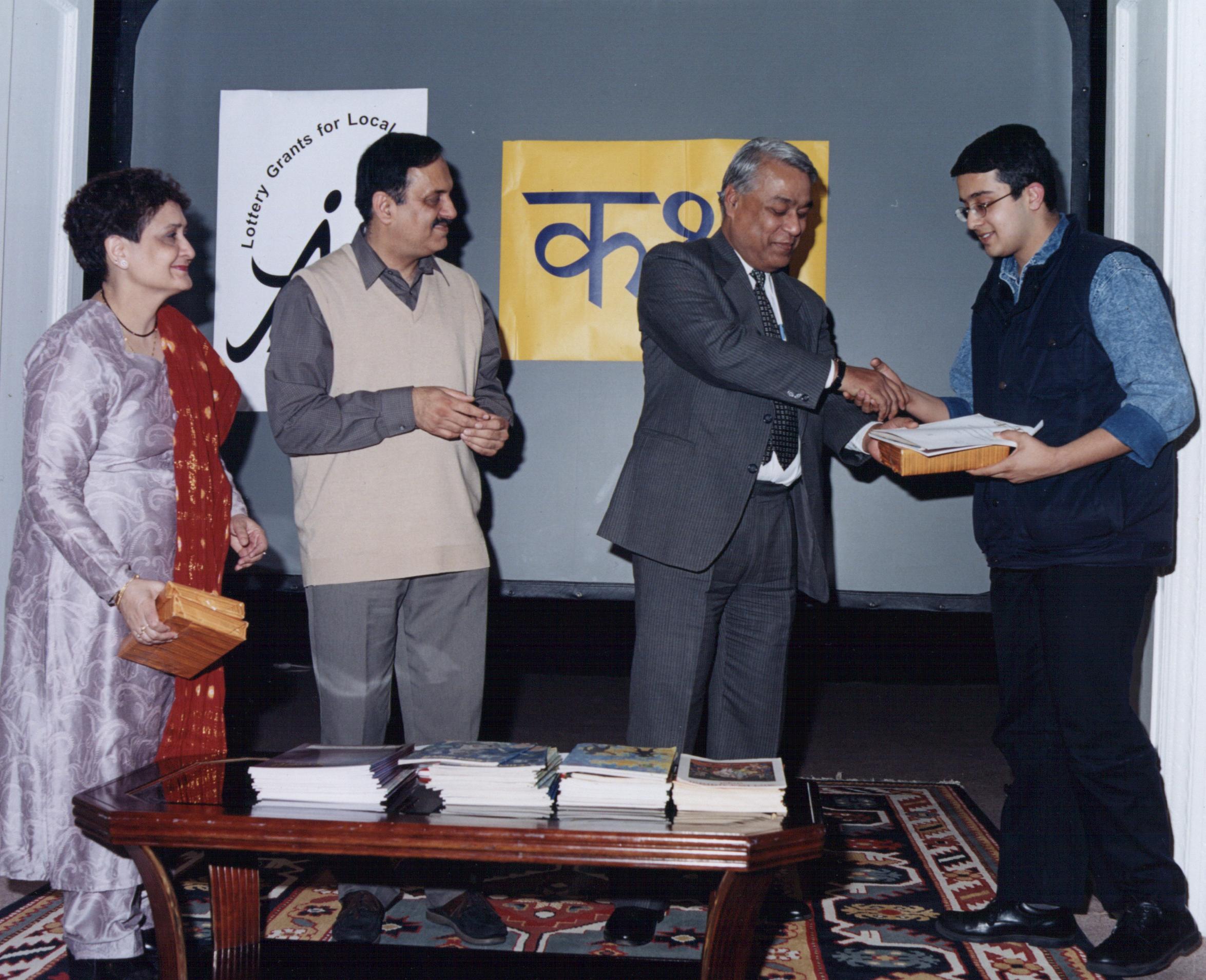 Mayank Sharma recieves the third prize for his story "Aur phir ek shaam"
