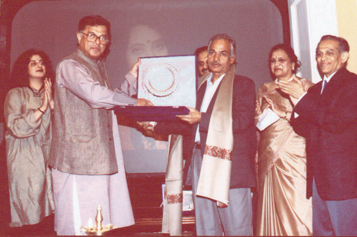 Sanjiv recieves the International Indu Sharma Katha Sammaan from Mr. Girnish Karnad